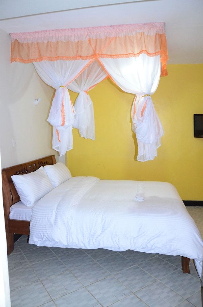 undefined Golden Goose Hotel 4