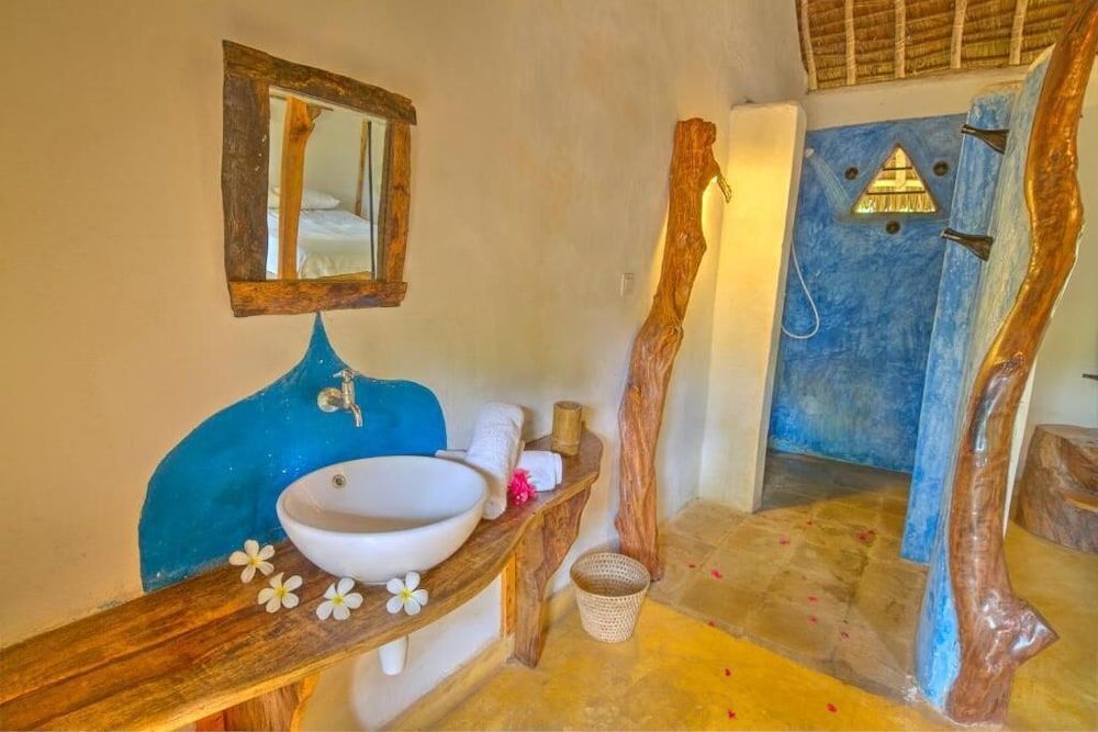 Distant Relatives Ecolodge & Backpackers Comfort Double Room, 1 Queen Bed, Shared Bathroom 3