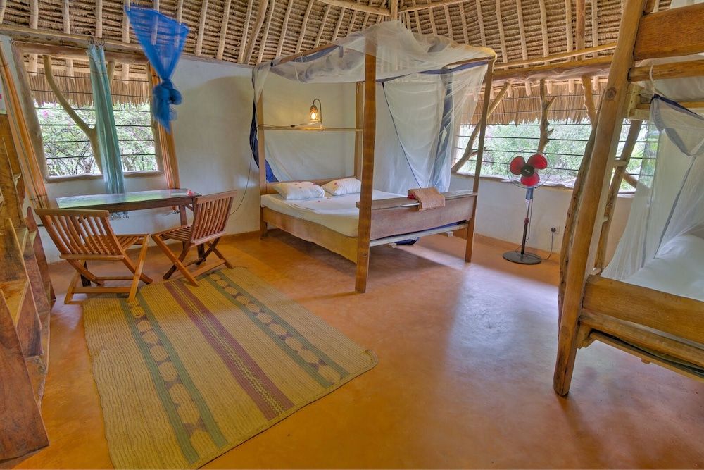 Distant Relatives Ecolodge & Backpackers Comfort Quadruple Room 3