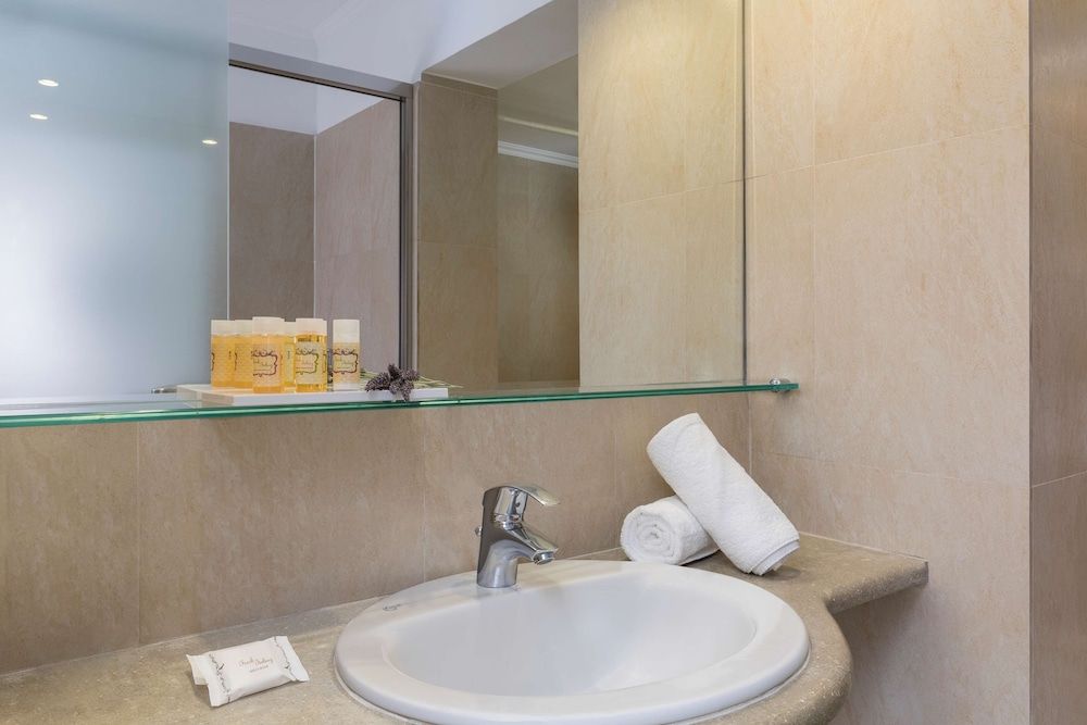 Best Western Plus Hotel Plaza Room, 2 Twin Beds (Third bed is a Sofabed) 3