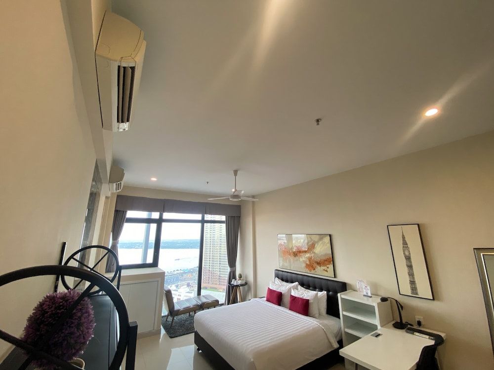 The Bridge Club Superior Studio Suite, 1 King Bed, City View. 6