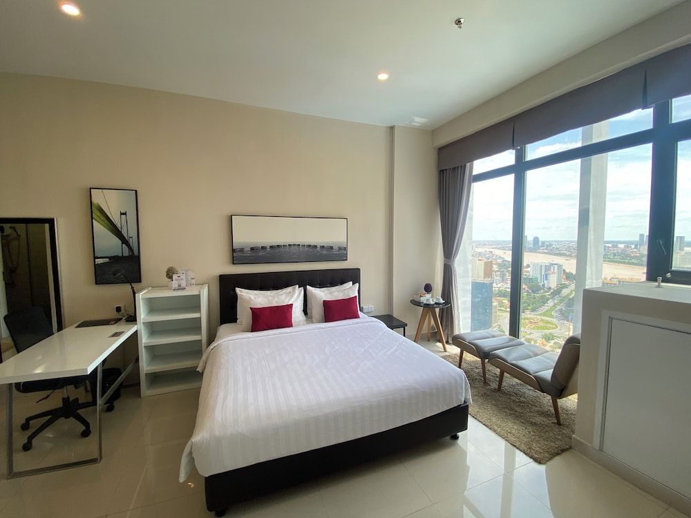 The Bridge Club Superior Studio Suite, 1 King Bed, City View. 3