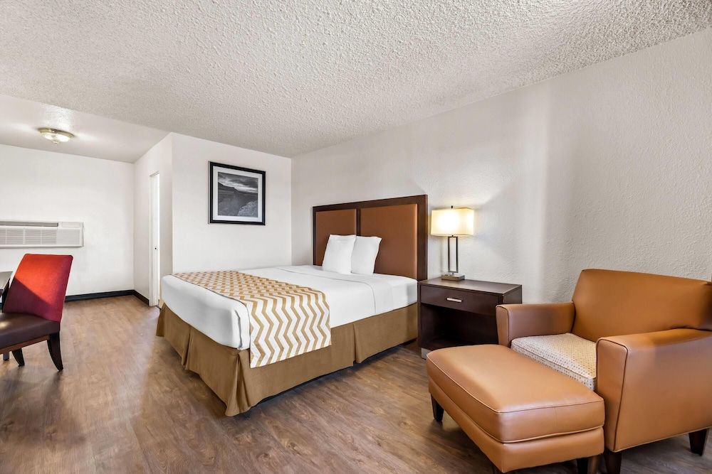 Travelodge by Wyndham Page, View of Lake Powell Standard Room, 1 King Bed