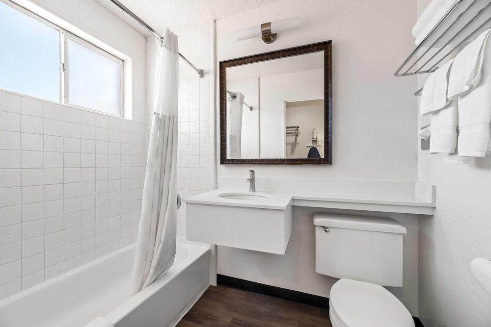 Travelodge by Wyndham Page, View of Lake Powell Standard Room, 1 King Bed 4