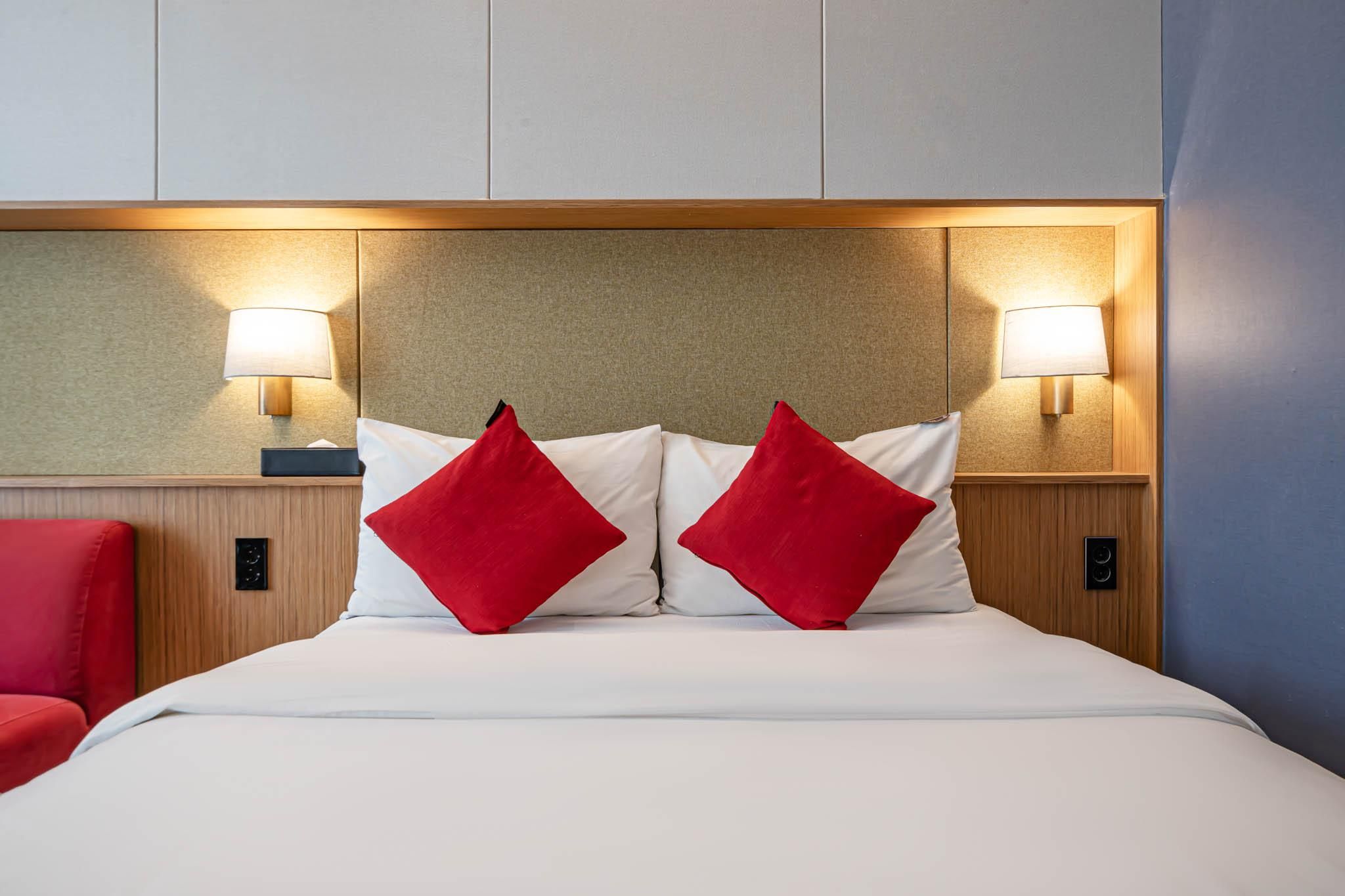 Gaming 2PC (Netflix, Disney+ available with personal account)