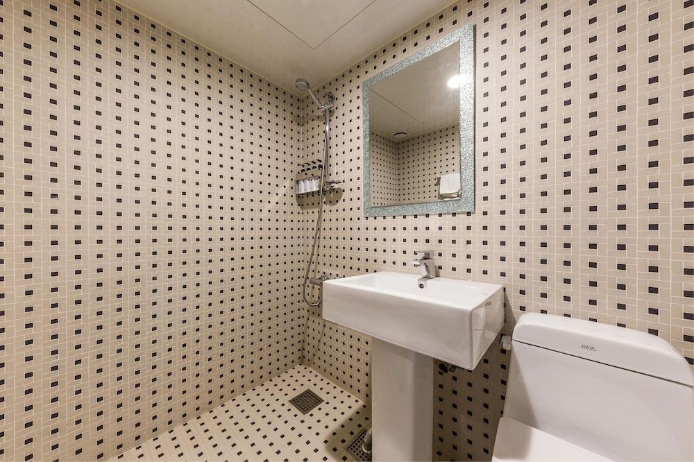 Hotel The Blue Cheonho Standard Room, 1 Queen Bed, Smoking, Private Bathroom 4