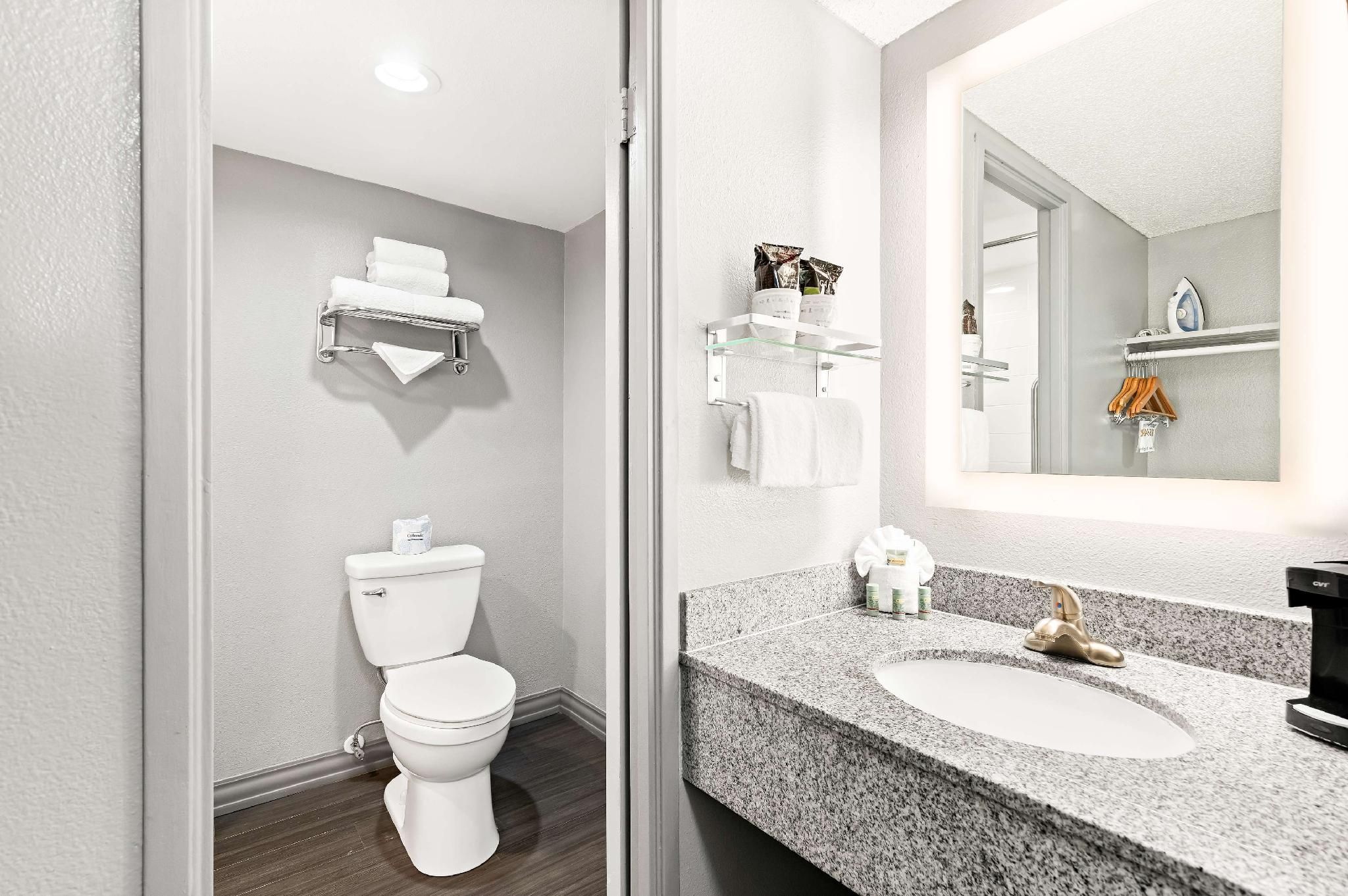 1 King Bed, Nonsmoking, Hillside View, Balcony