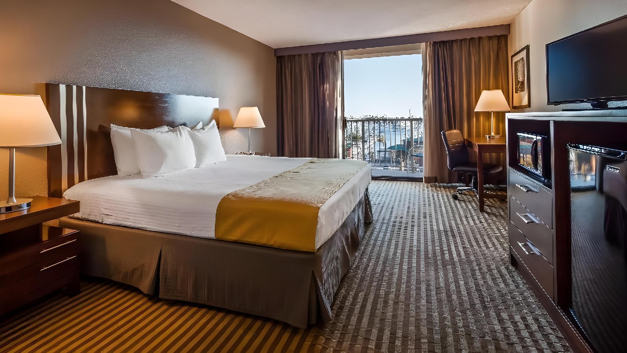 1 King Bed, Nonsmoking, Balcony