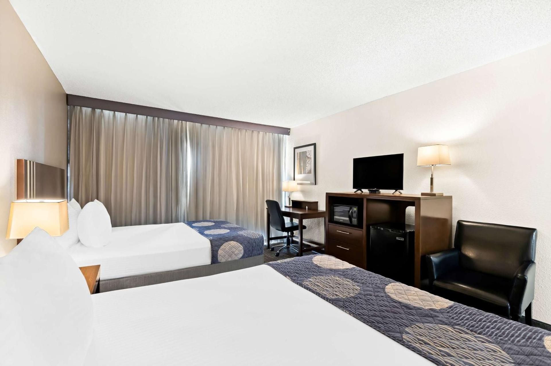 2 queen beds, nonsmoking, harbor view, balcony