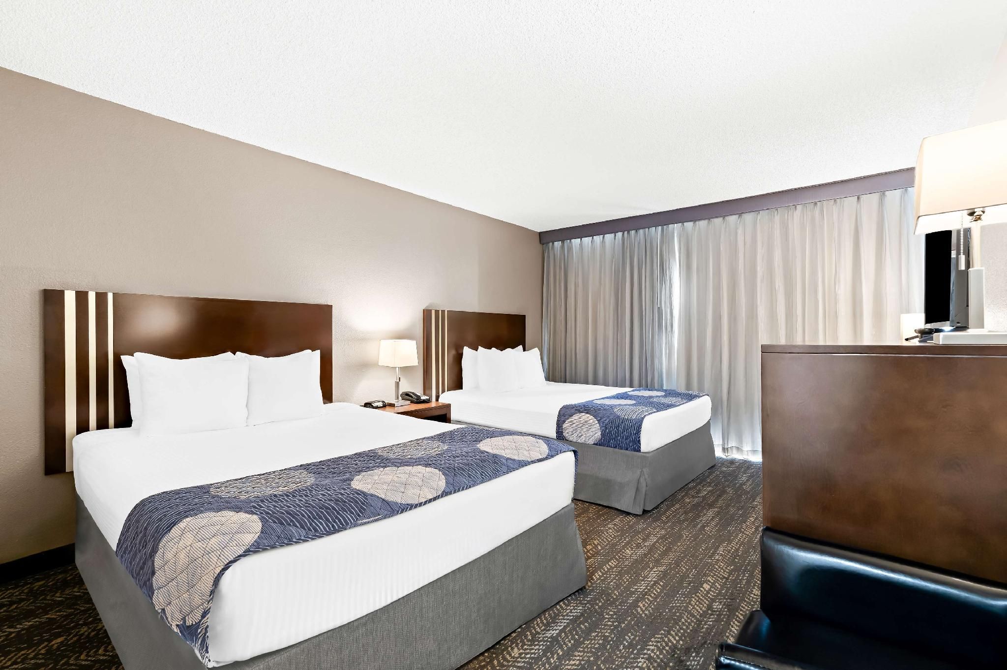 2 queen beds, nonsmoking, harbor view, balcony