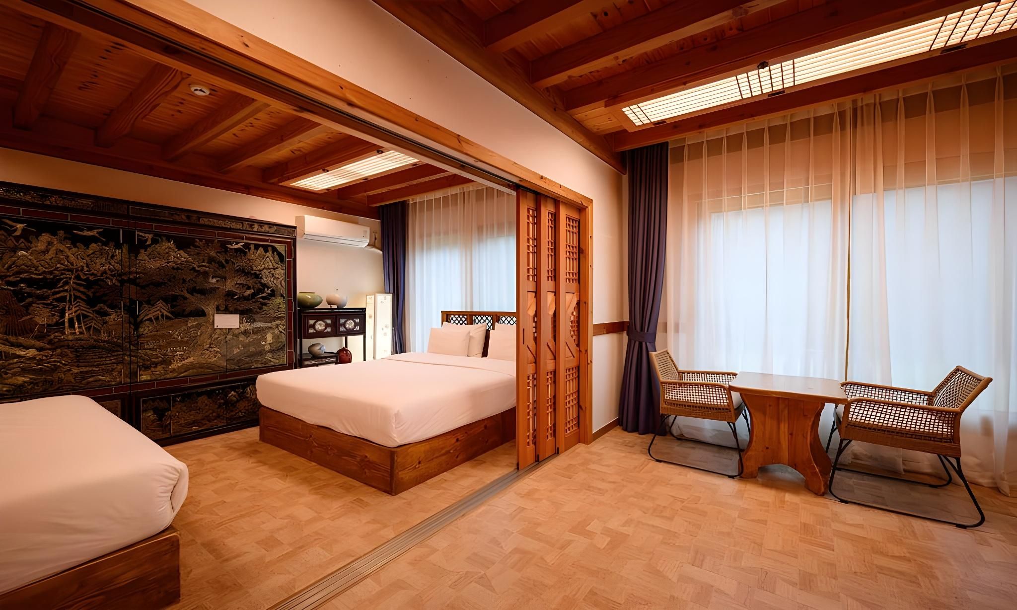 Jeonju Wangyijimil Hanok Hotel Royal Room