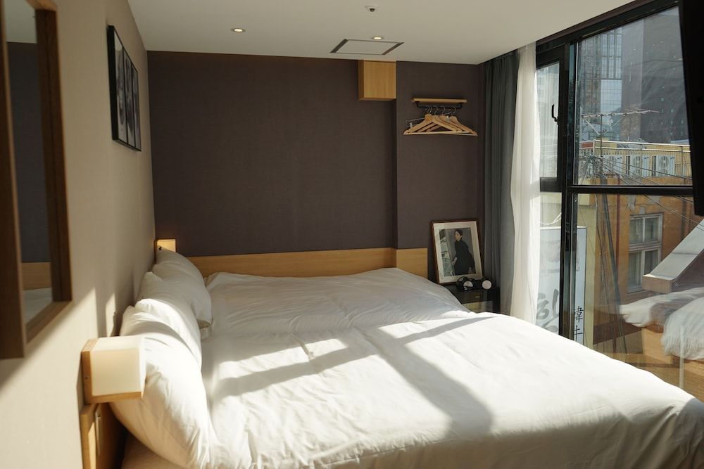 Artravel Myeongdong Quadruple Room - Deluxe, City View 3