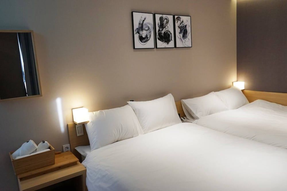 Artravel Myeongdong Quadruple Room - Deluxe, City View 4