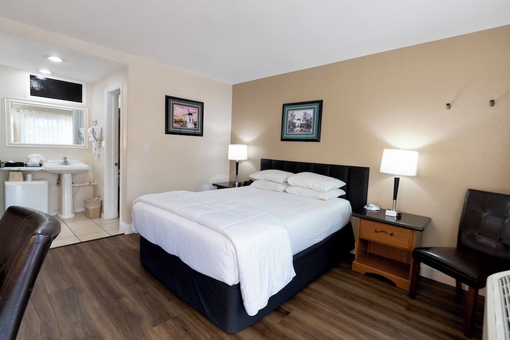 King Frederik Inn Standard Room, 1 Queen Bed Ground Floor (1 Queen Bed Nonsmoking) 8