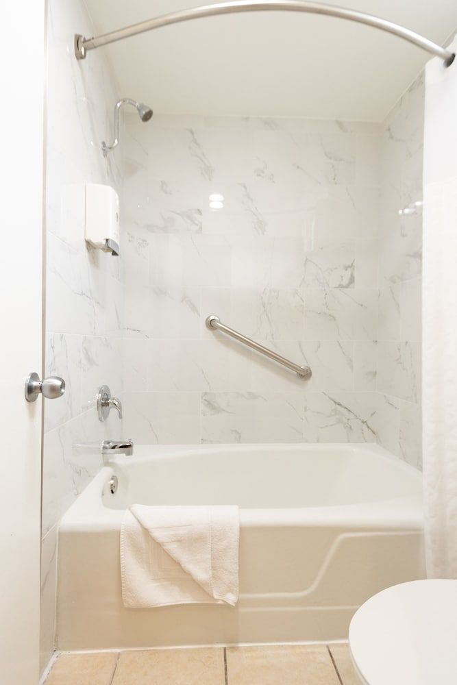 King Frederik Inn Standard Room, 1 Queen Bed Upstairs (1 Queen Bed Nonsmoking) 8