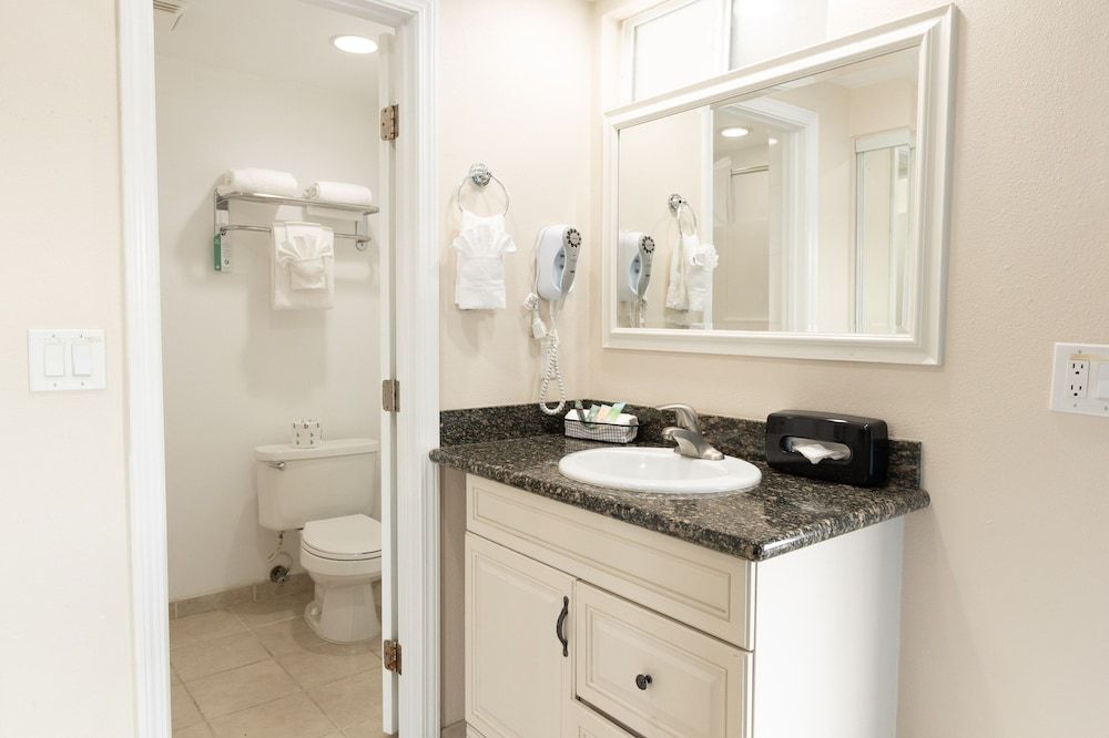 King Frederik Inn Standard Room, 1 Queen Bed Upstairs (1 Queen Bed Nonsmoking) 6