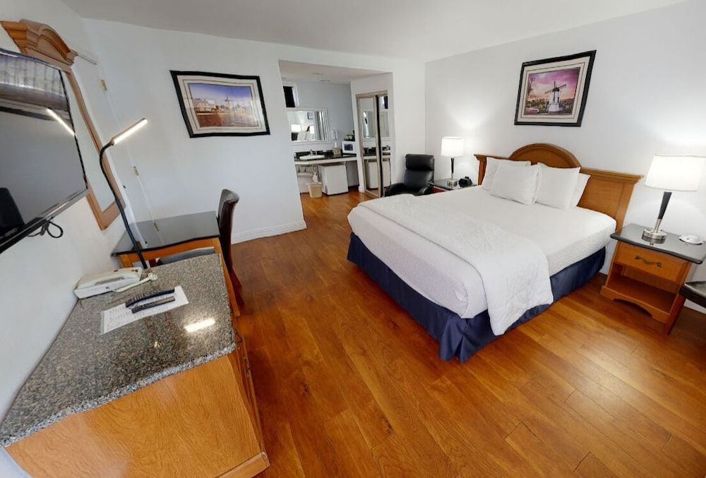 King Frederik Inn Standard Room, 1 King Bed Ground Floor (1 King Bed Nonsmoking) 4