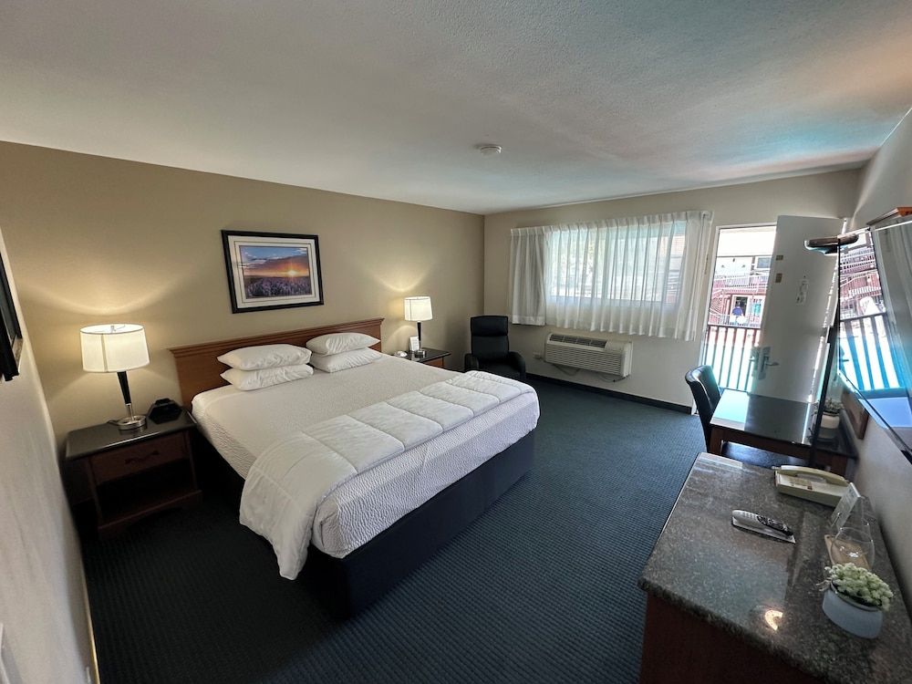 King Frederik Inn Standard Room, 1 Queen Bed Upstairs (1 Queen Bed Nonsmoking) 2