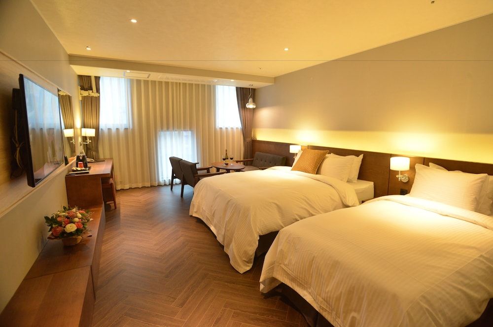 New Grand Hotel Family Twin Room 4