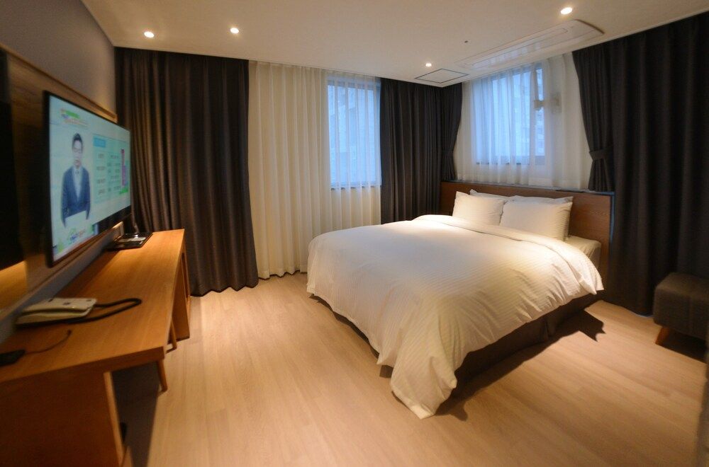 New Grand Hotel Standard Room 3