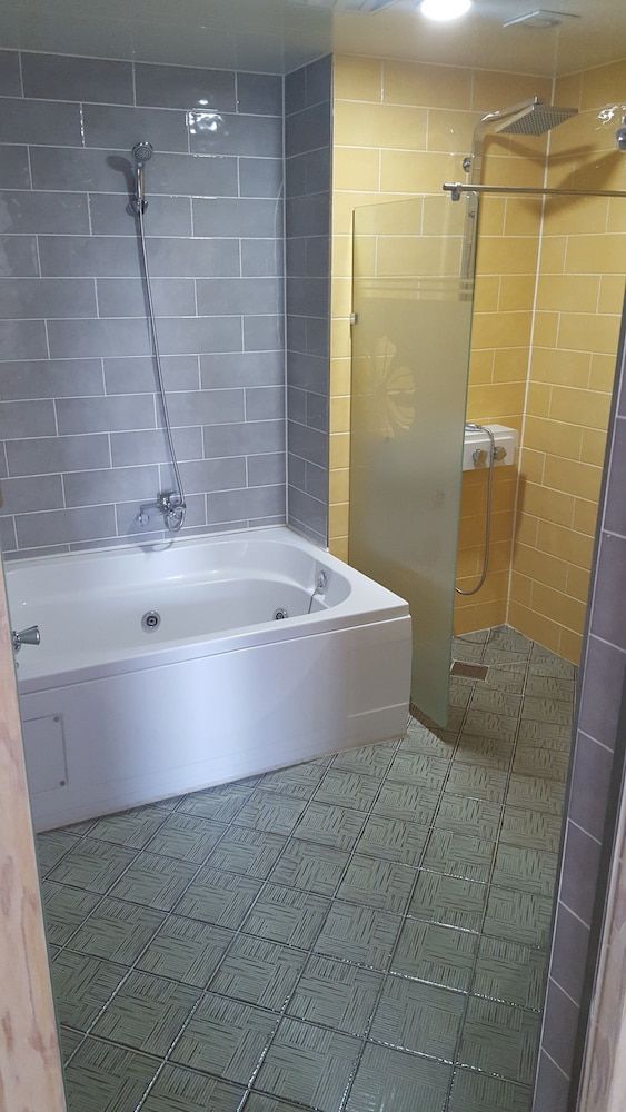 River Hotel Deluxe Twin Room 4