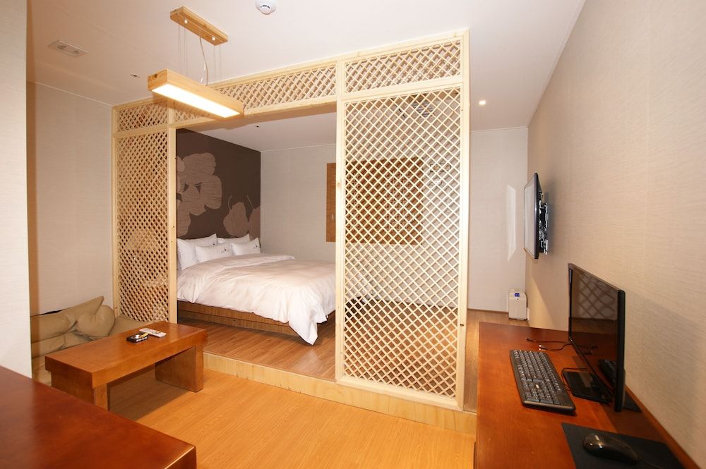 River Hotel Standard Double Room 6