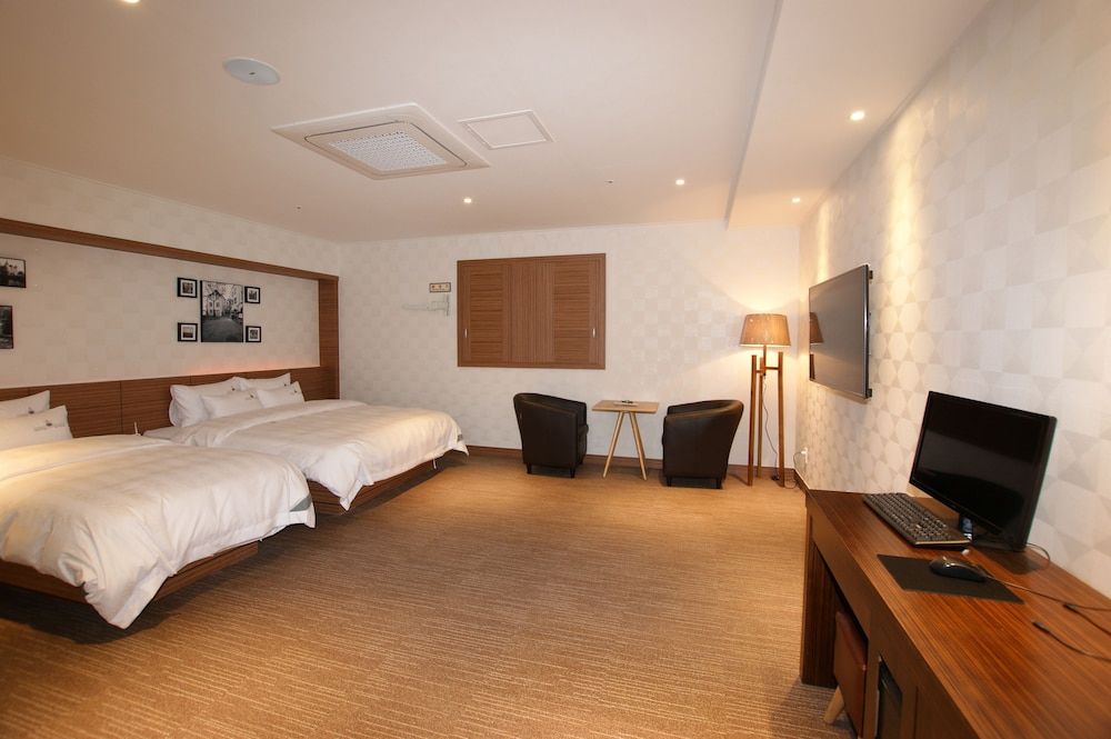 River Hotel Deluxe Twin Room 2