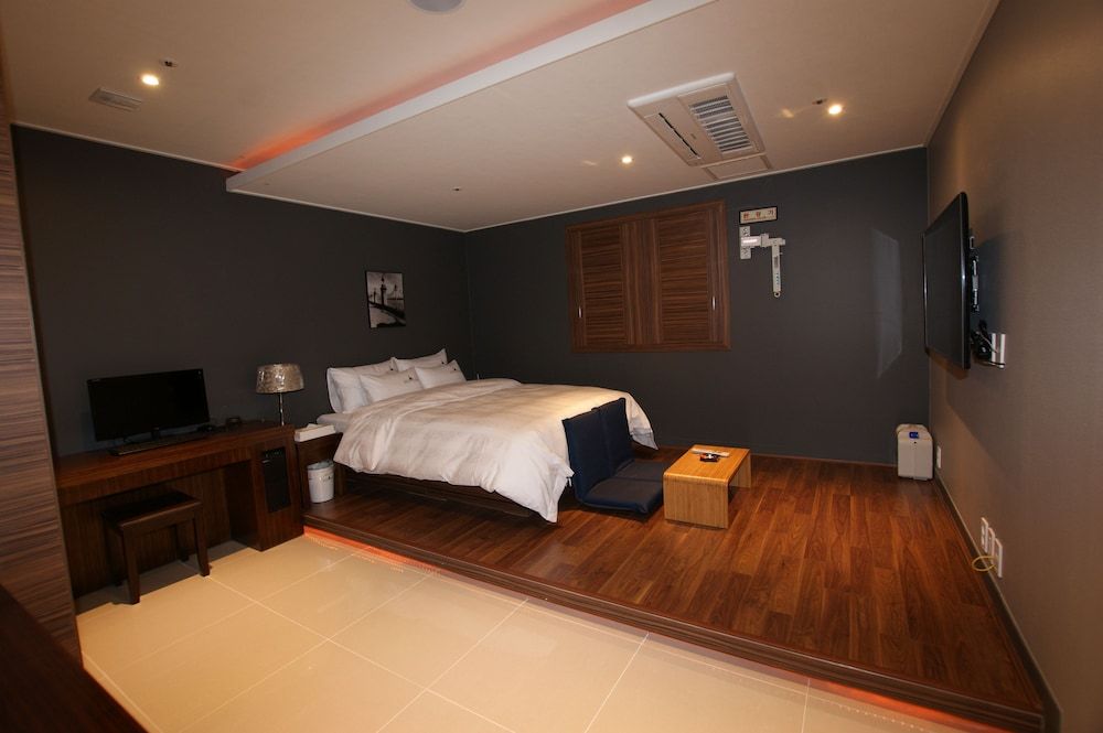 River Hotel Standard Double Room 5