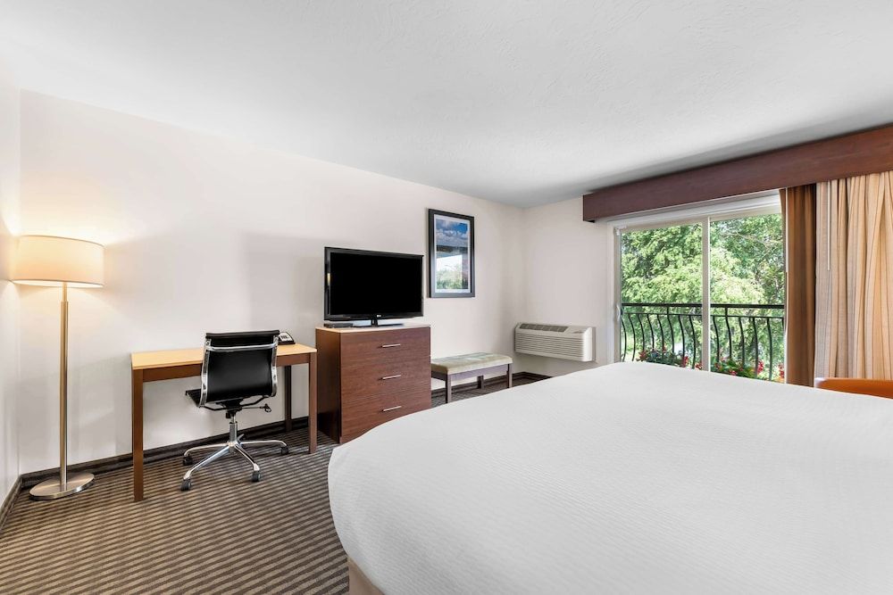 Best Western Driftwood Inn Standard Room, 1 King Bed, Balcony, River View 2