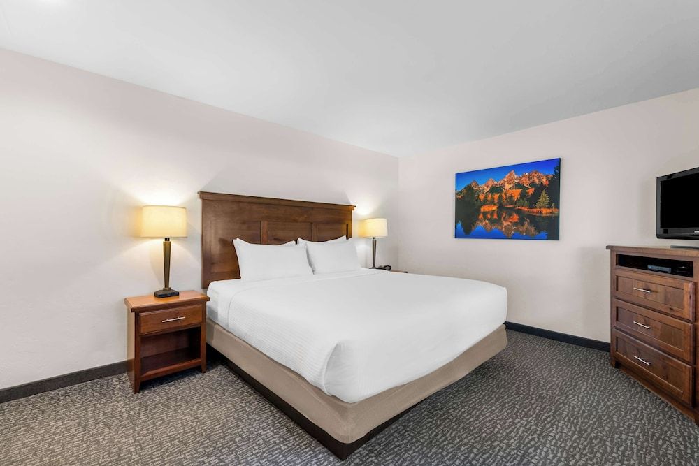 Best Western Driftwood Inn Suite, Multiple Beds, Fireplace, River View (with Sofabed) 2