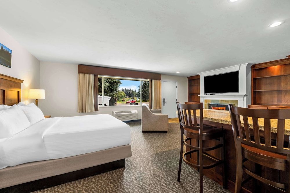 Best Western Driftwood Inn Suite, Multiple Beds, Fireplace, River View (with Sofabed) 3