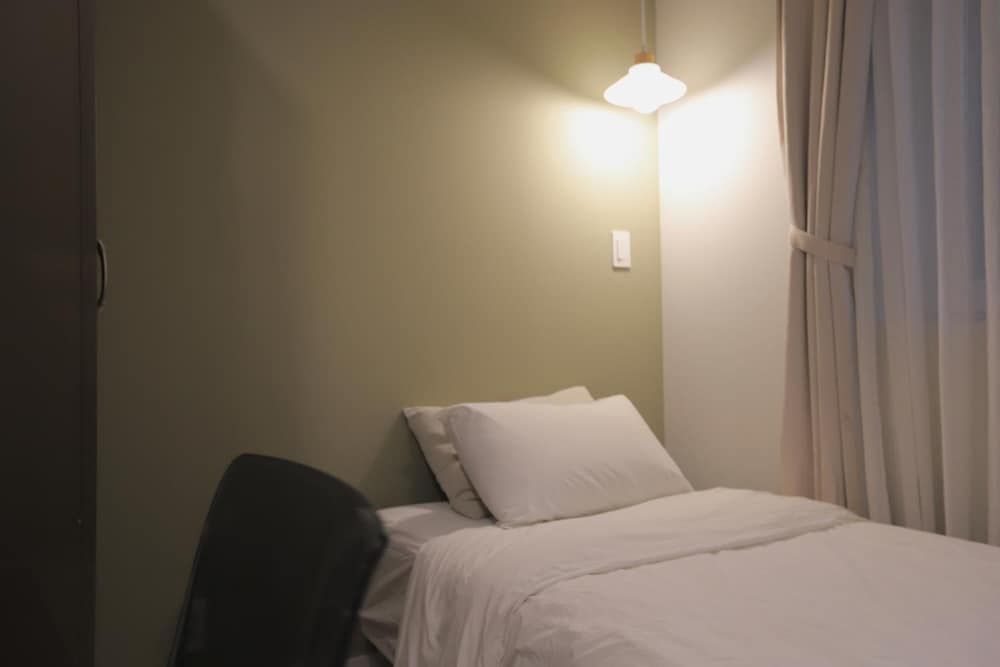 Upflo Hostel Standard Double Room 3