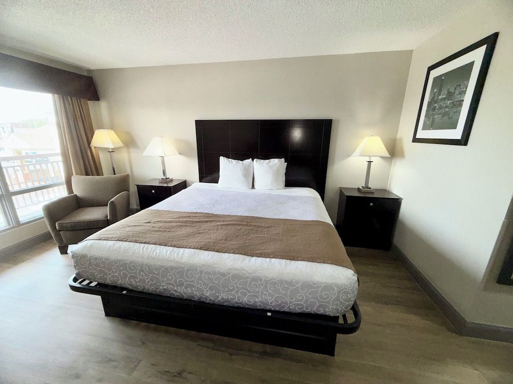 Room, 1 King Bed, Roll-in Shower, Non Smoking