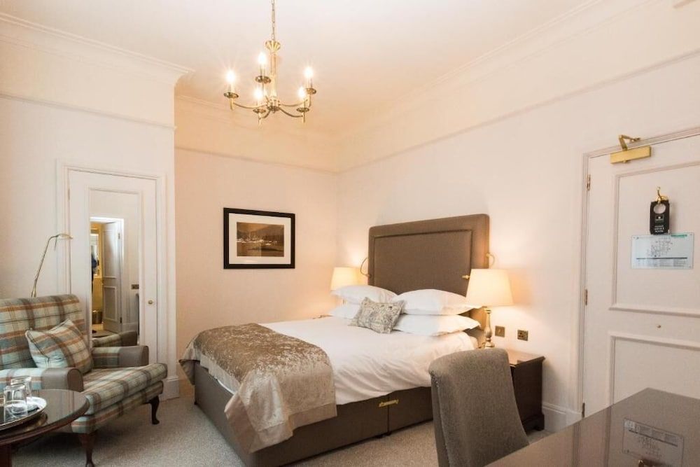 Macdonald Old England Hotel & Spa Standard Room, 1 King Bed 3