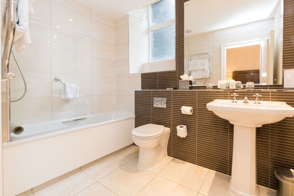 Macdonald Old England Hotel & Spa Deluxe Room, 2 Twin Beds 5