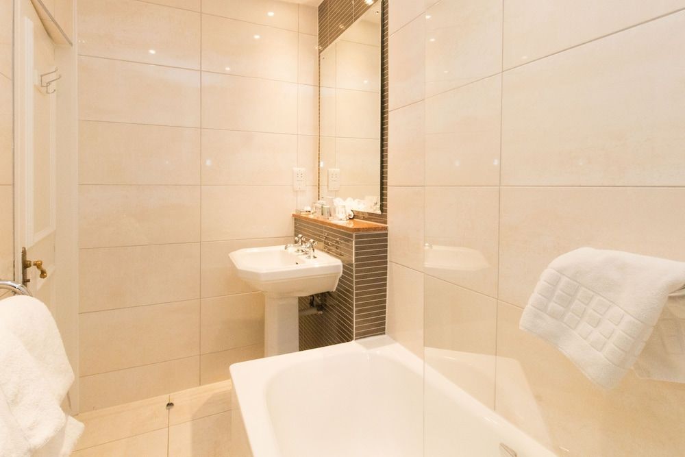 Macdonald Old England Hotel & Spa Standard Room, 1 King Bed 7