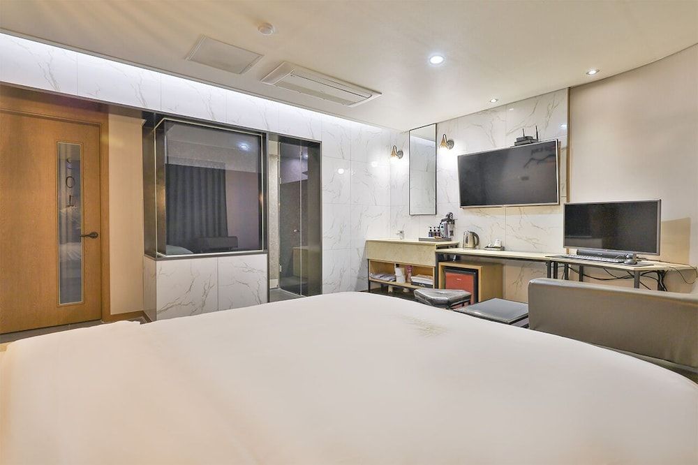 Gracias Hotel Gimhae Deluxe Double Room 4