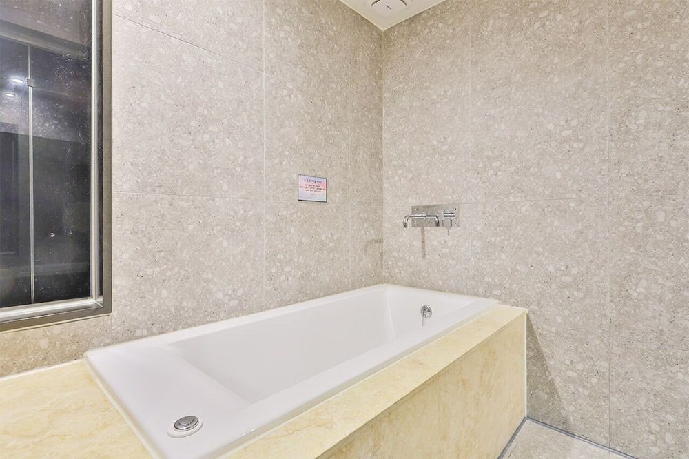 Gracias Hotel Gimhae Deluxe Double Room 7