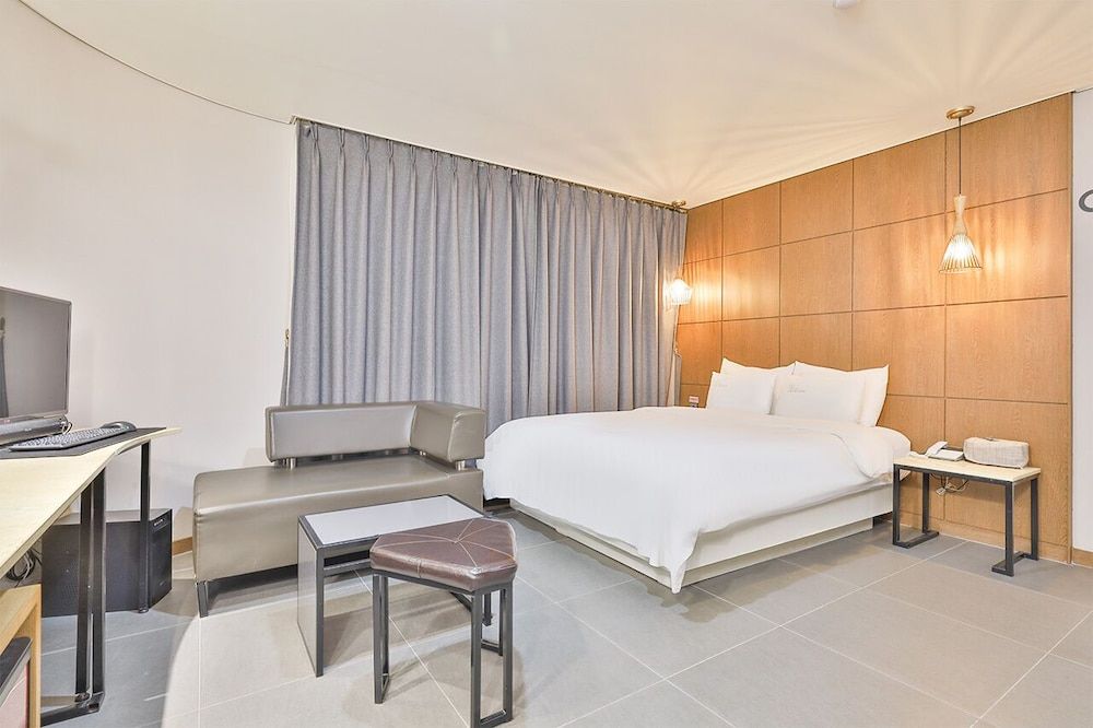 Gracias Hotel Gimhae Deluxe Double Room 3