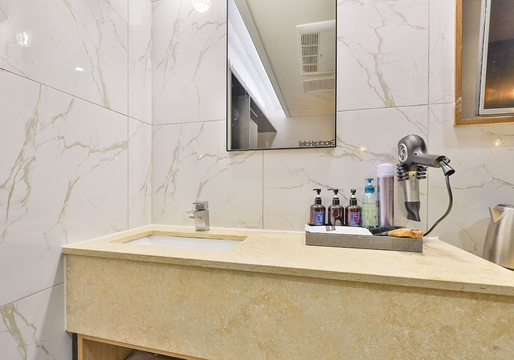 Gracias Hotel Gimhae Deluxe Double Room 6