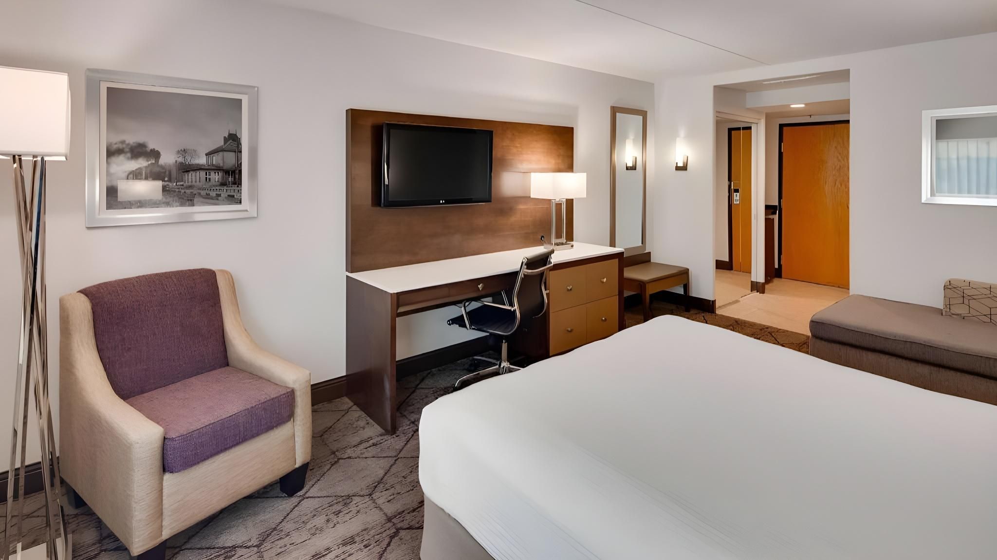 1 Queen Bed, Nonsmoking, Pool View