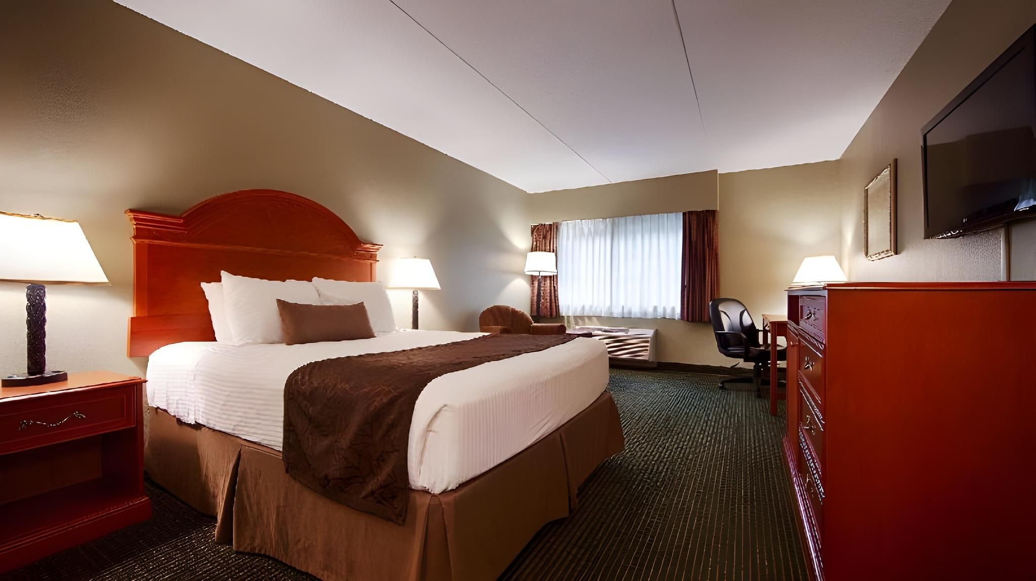 1 Queen Bed, Nonsmoking, Pool View