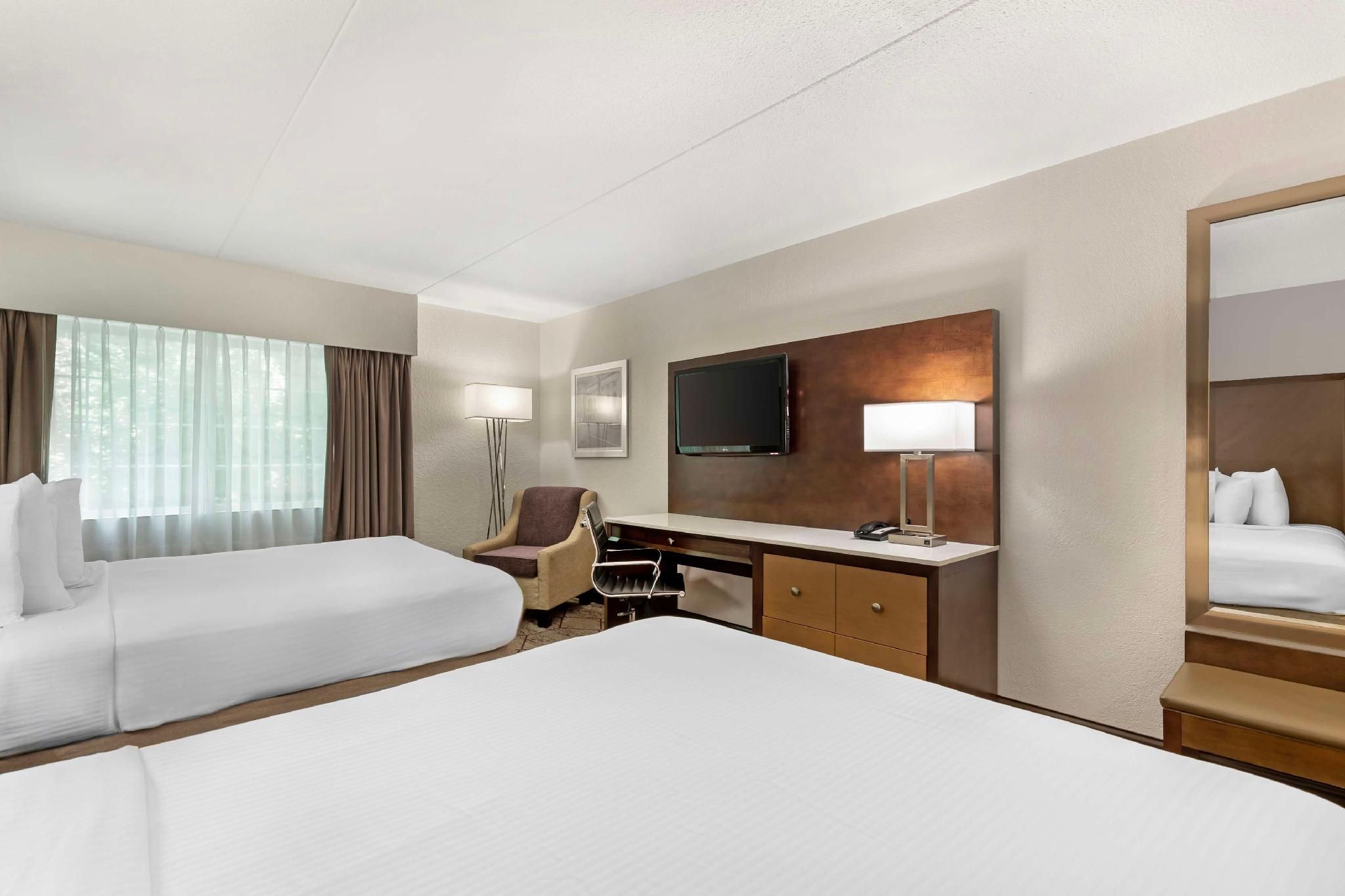 2 Queen Beds, Nonsmoking, Pool View
