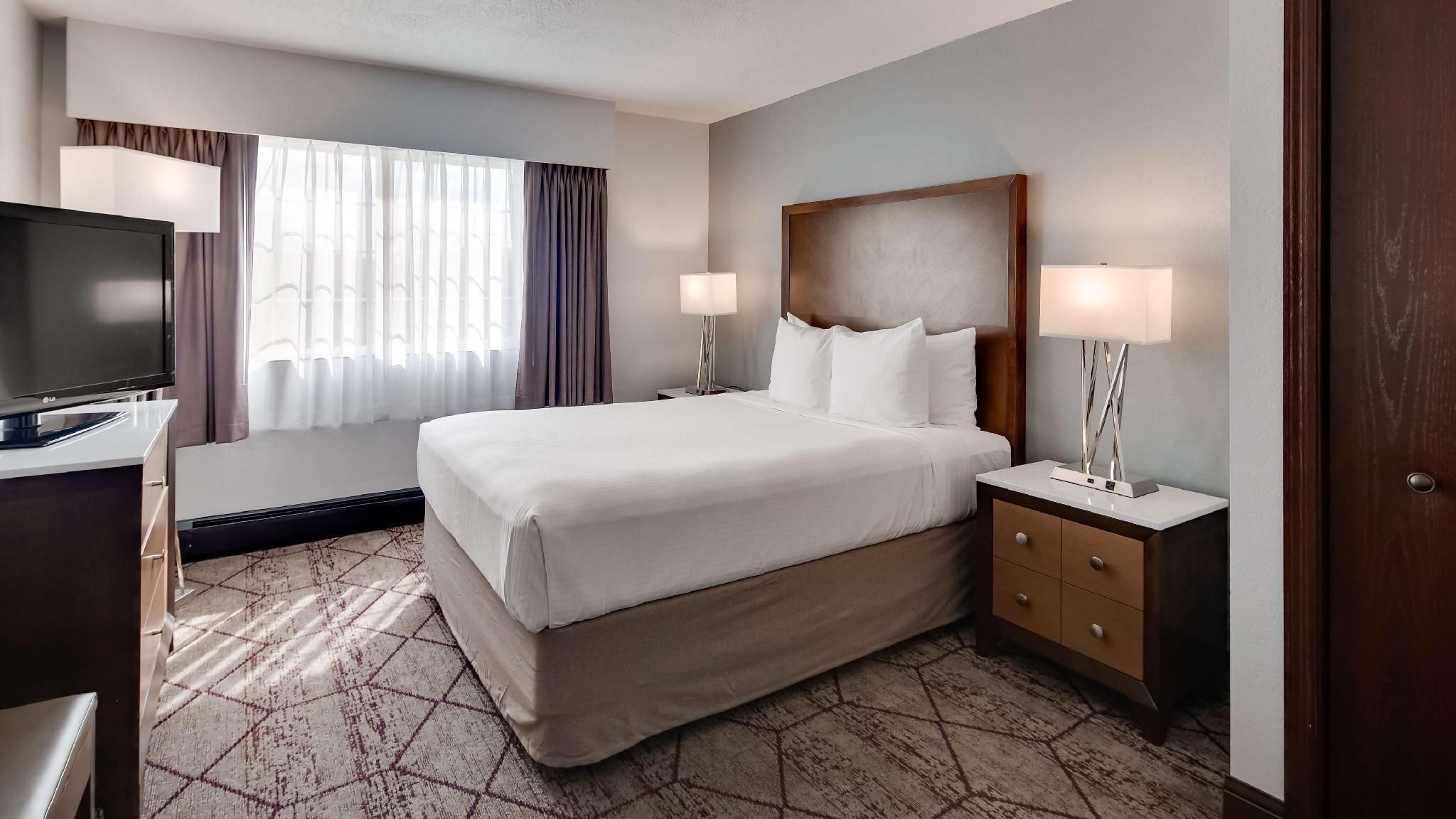 Suite - 3 Queen Beds, Non-Smoking, Two Bedrooms, Two Bathrooms, Sitting Area, Kitchenette, Wi-Fi, Fu