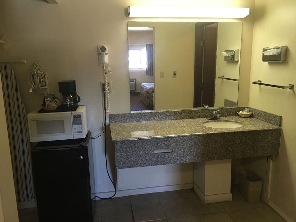 Budget Inn La Fonda Motel Standard Room, 2 Queen Beds, Non Smoking 5