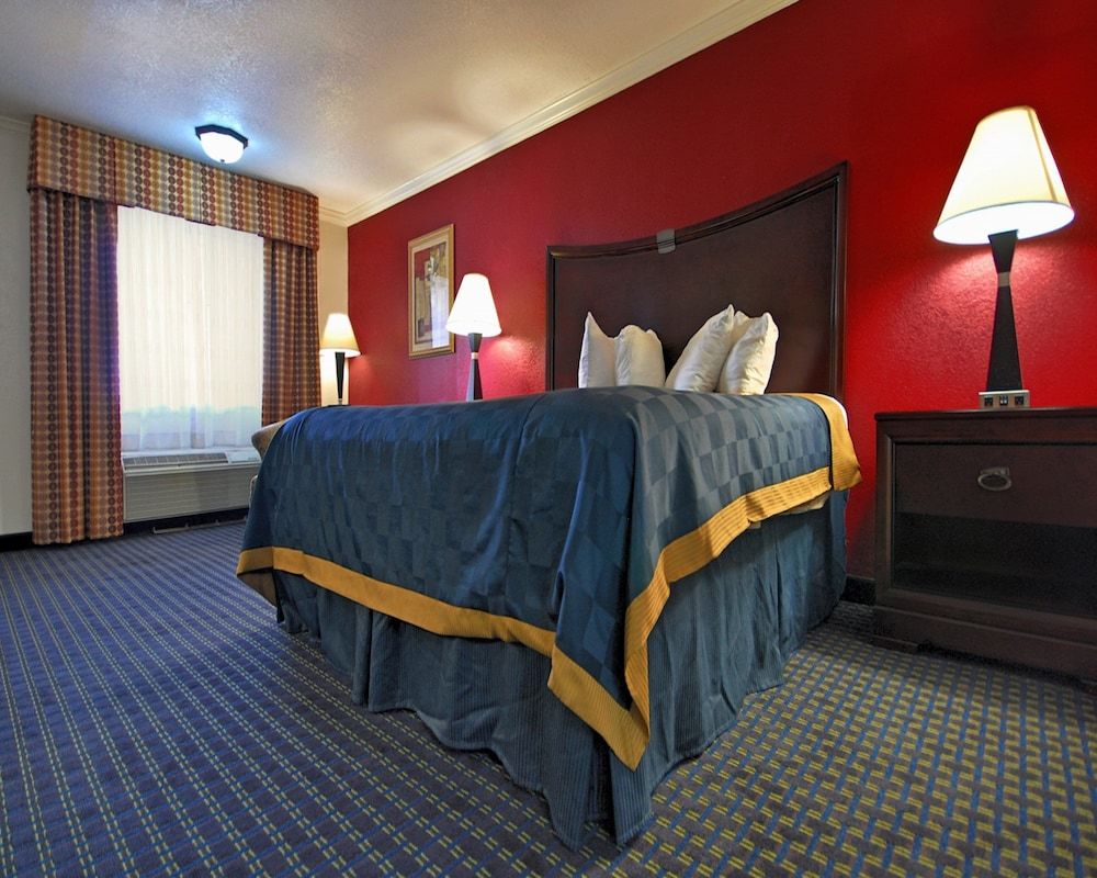 Americas Best Value Inn Kingsville Suite, 1 King Bed, Non Smoking 3