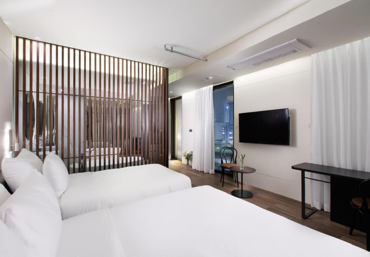 [Kids PKG] Family Twin Room with Swimming Pool Ticket 1 Time Use , 2 Tickets for Kids Cafe and Breakfast for 3