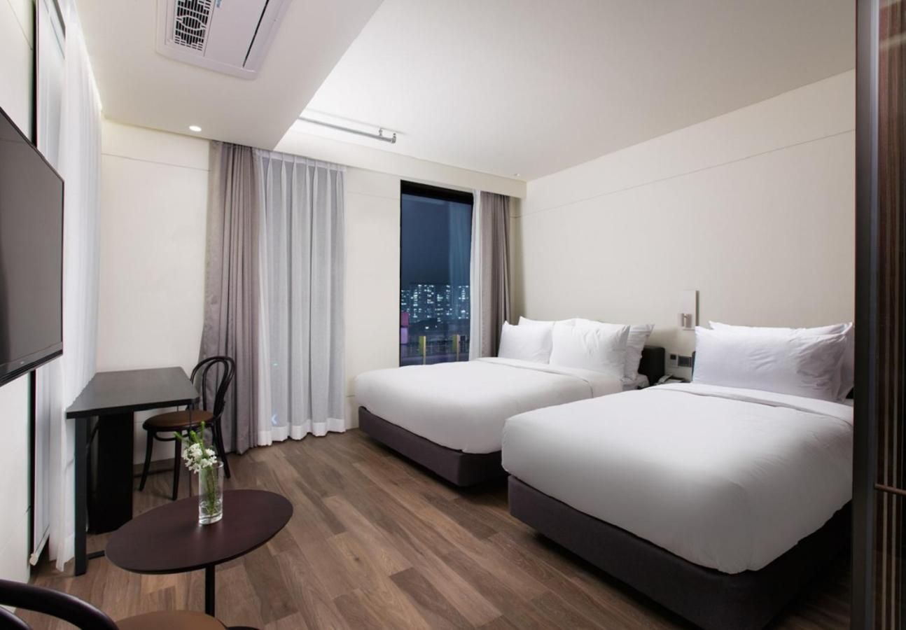 [Kids PKG] Family Twin Room with Swimming Pool Ticket 1 Time Use , 2 Tickets for Kids Cafe and Breakfast for 3