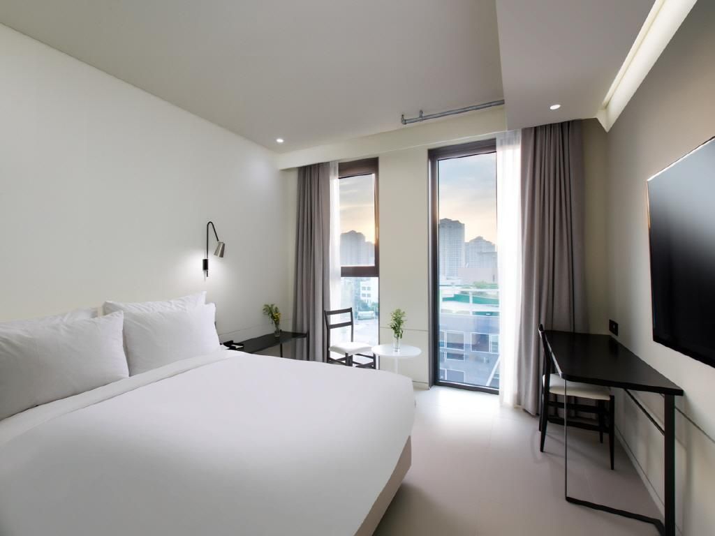 [Summer PKG for 2] Deluxe Double Room with Breakfast and Swimming Pool Ticket for 1 Time Use