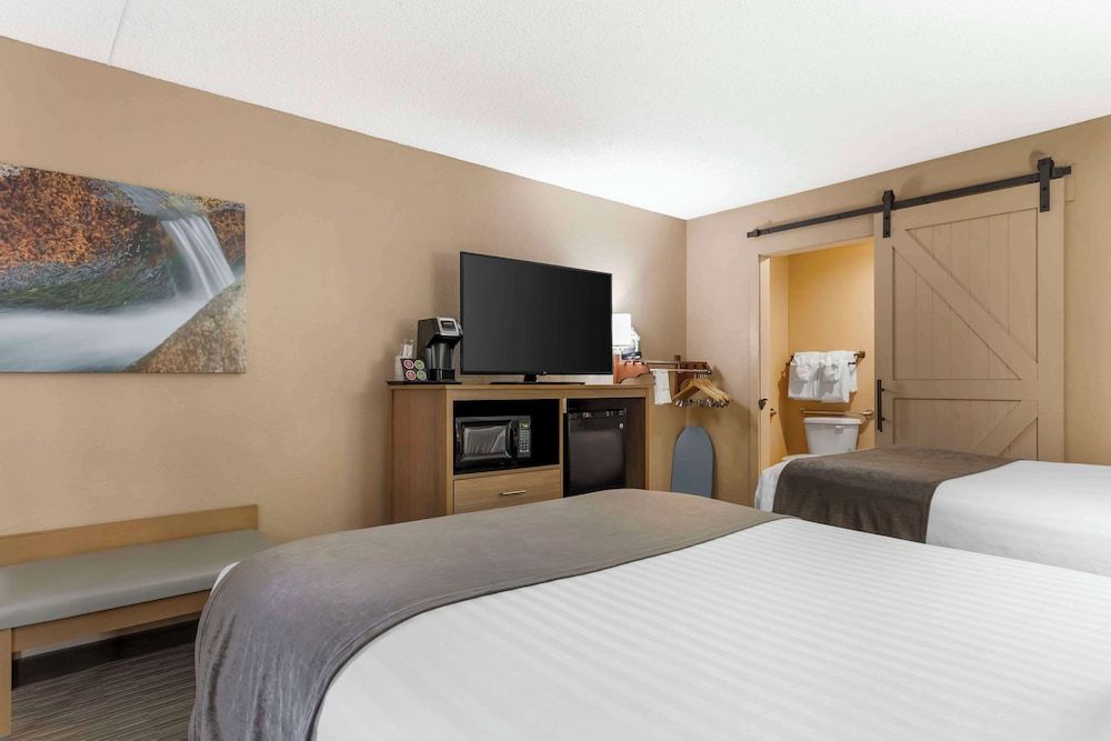 Standard Room, 2 Double Beds, Accessible, Bathtub